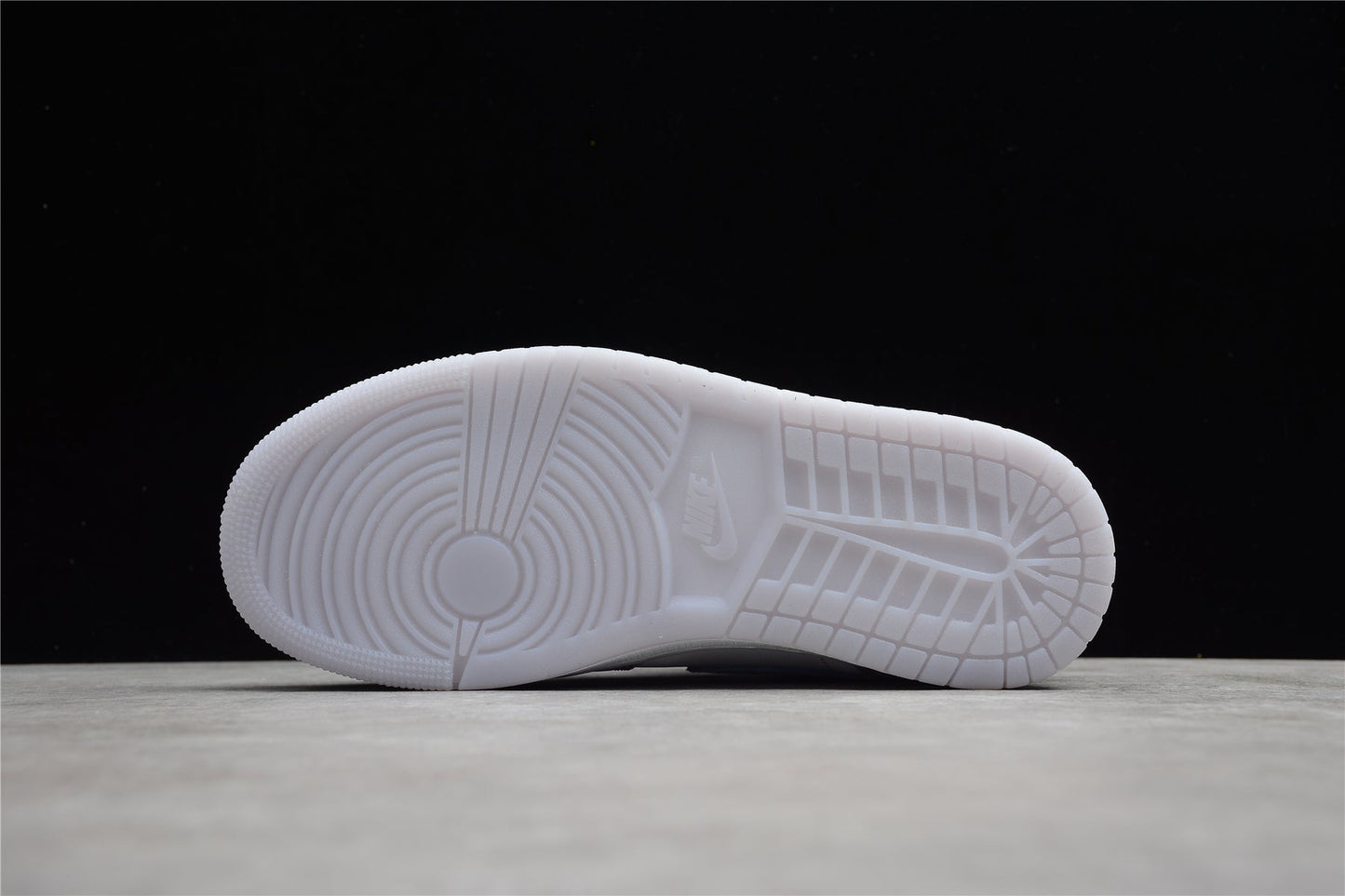 Air Jordan 1 Mid "Wolf Grey Aluminum"