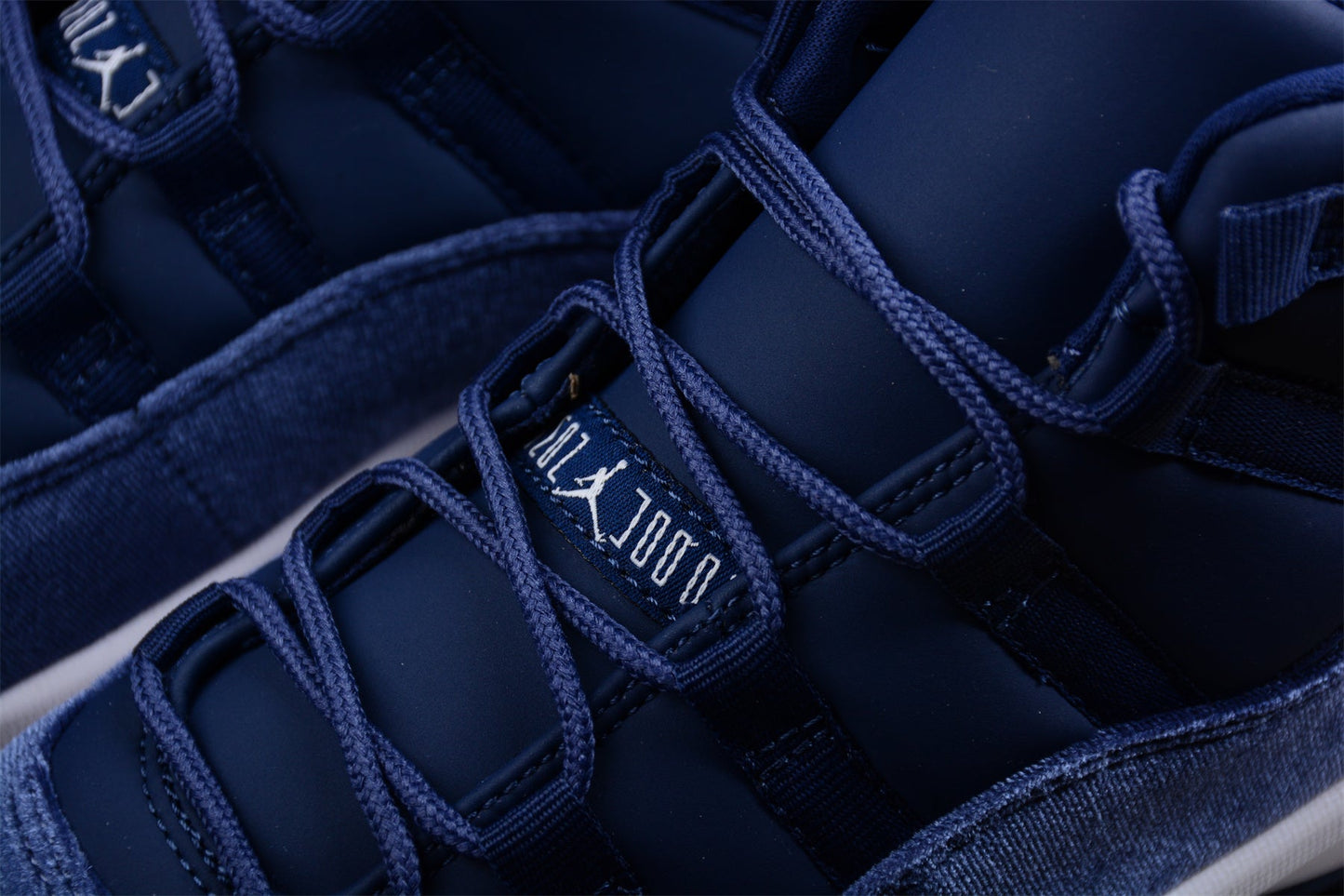 Air Jordan 11 Velvet "Midnight Navy"
