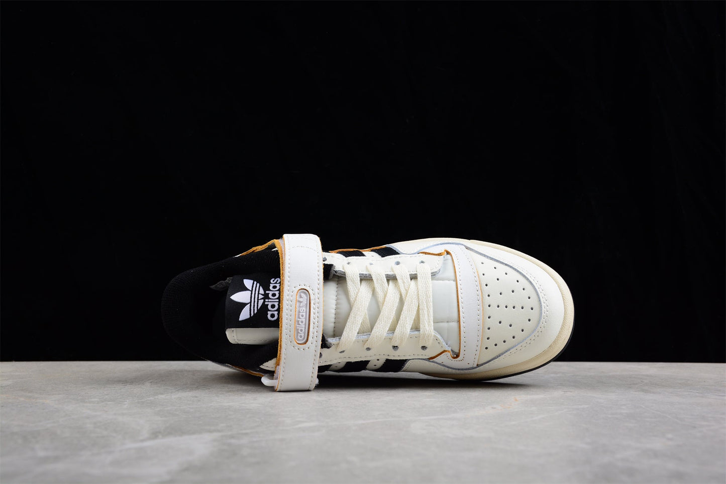 adidas Forum 84 Low in Off White/Core Black