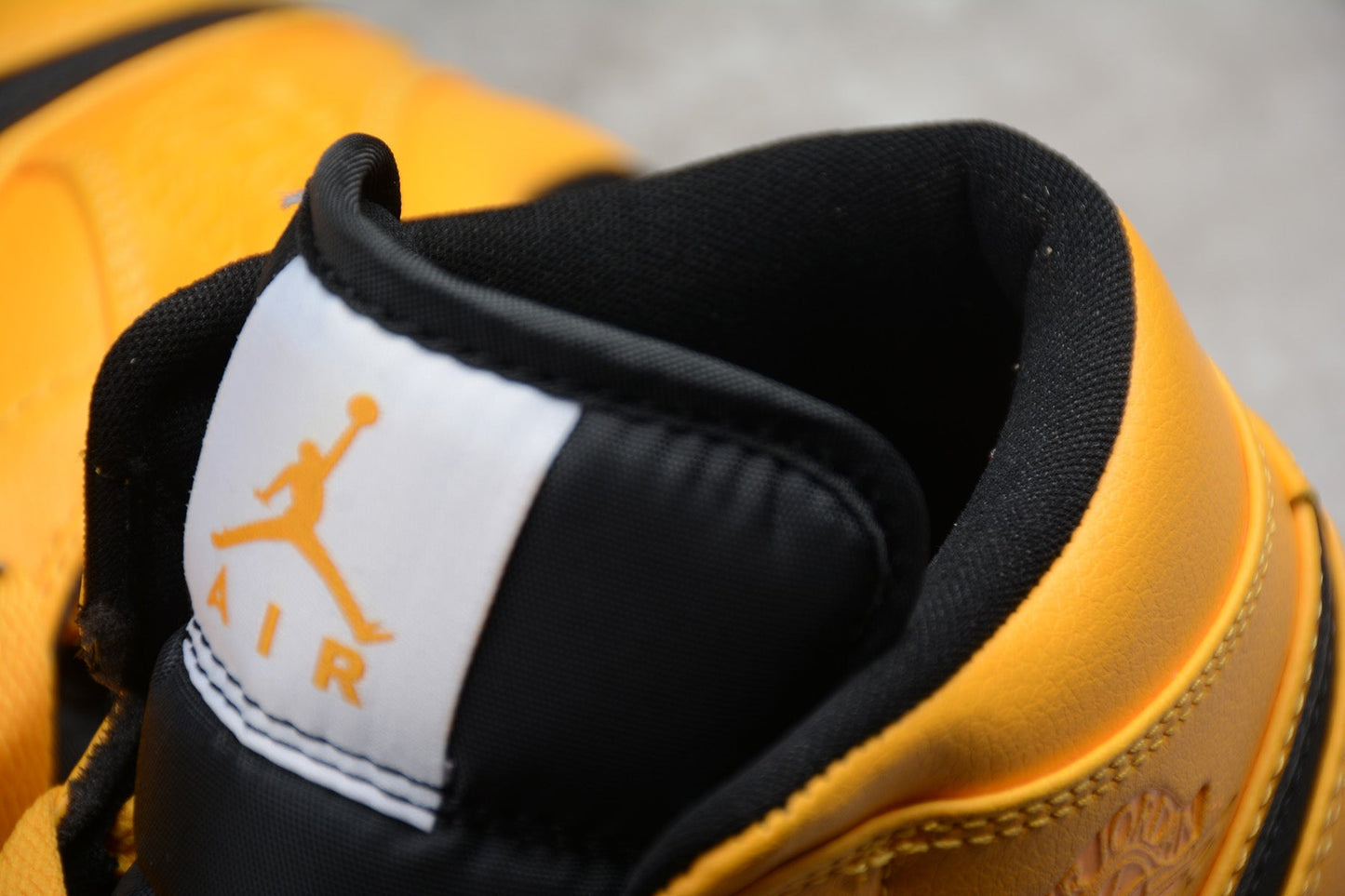 Nike Air Jordan 1 Mid GS 'University Gold'