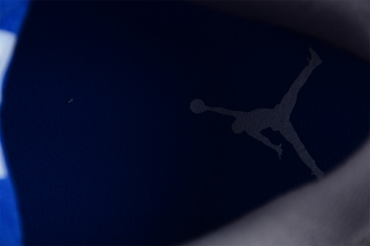 Air Jordan 3 "Varsity Royal"