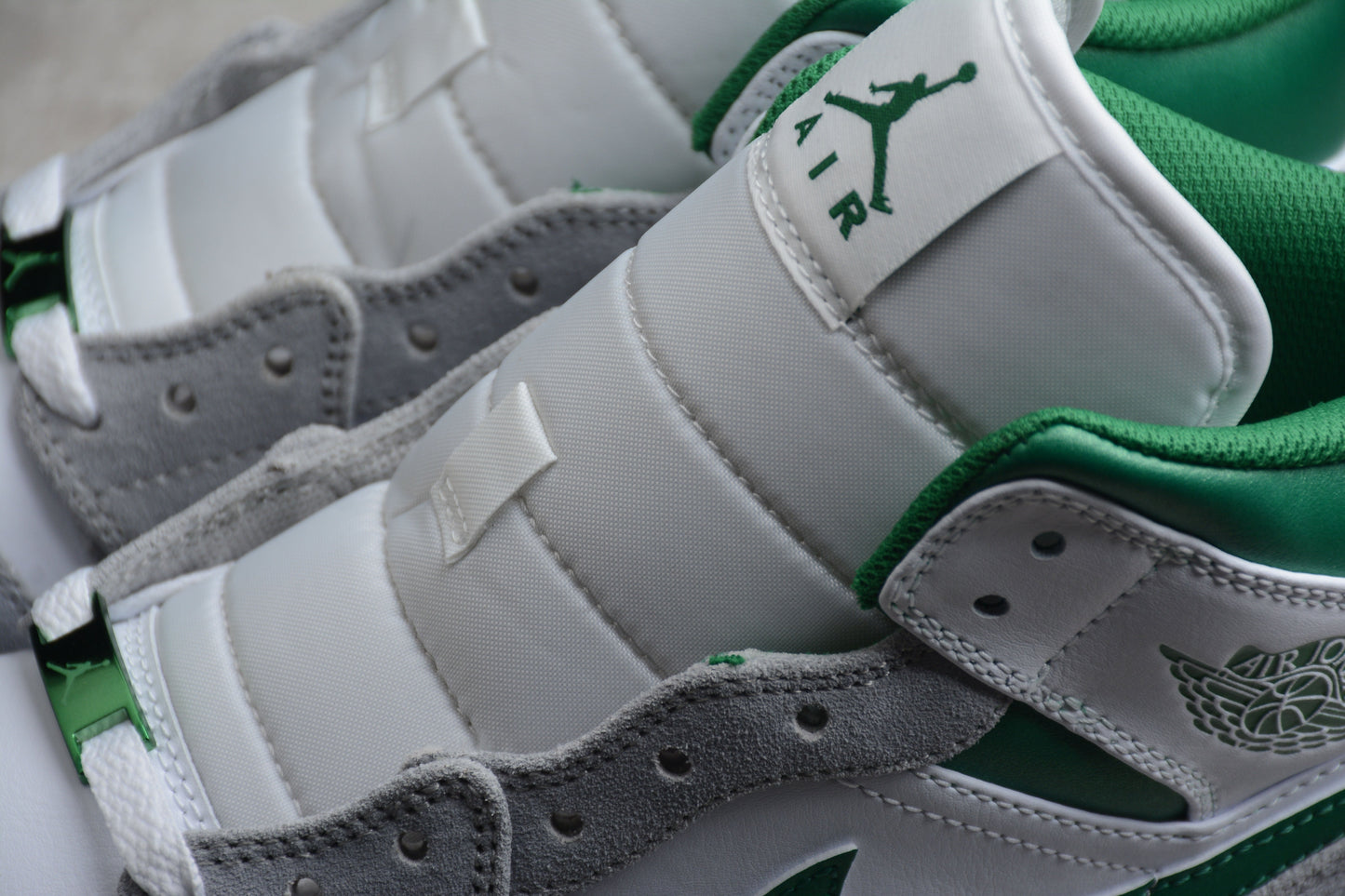 Air Jordan 1 Mid SE "Pine Green - Light Smoke Grey"