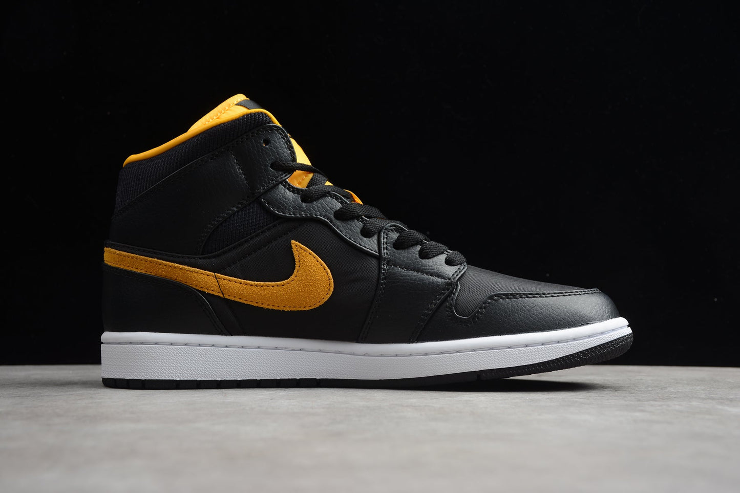 Nike Air Jordan 1 Mid "Black Metallic Gold White"
