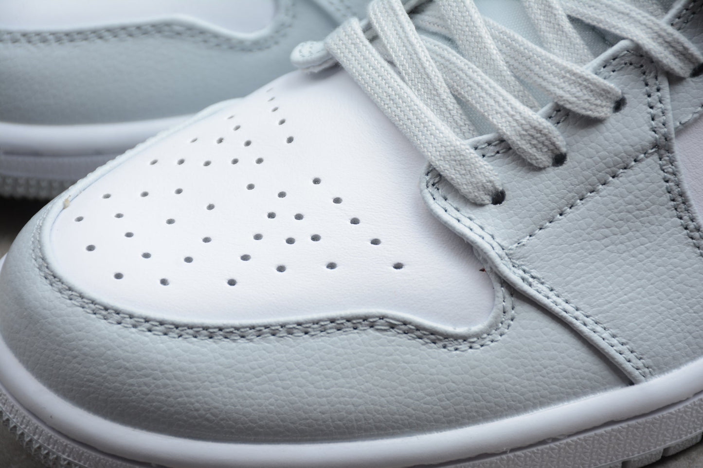 Nike Air Jordan 1 Mid SE "Starfish Pure Platinum"