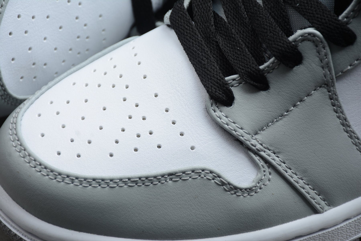 Nike Air Jordan 1 Mid "Light Smoke Grey"