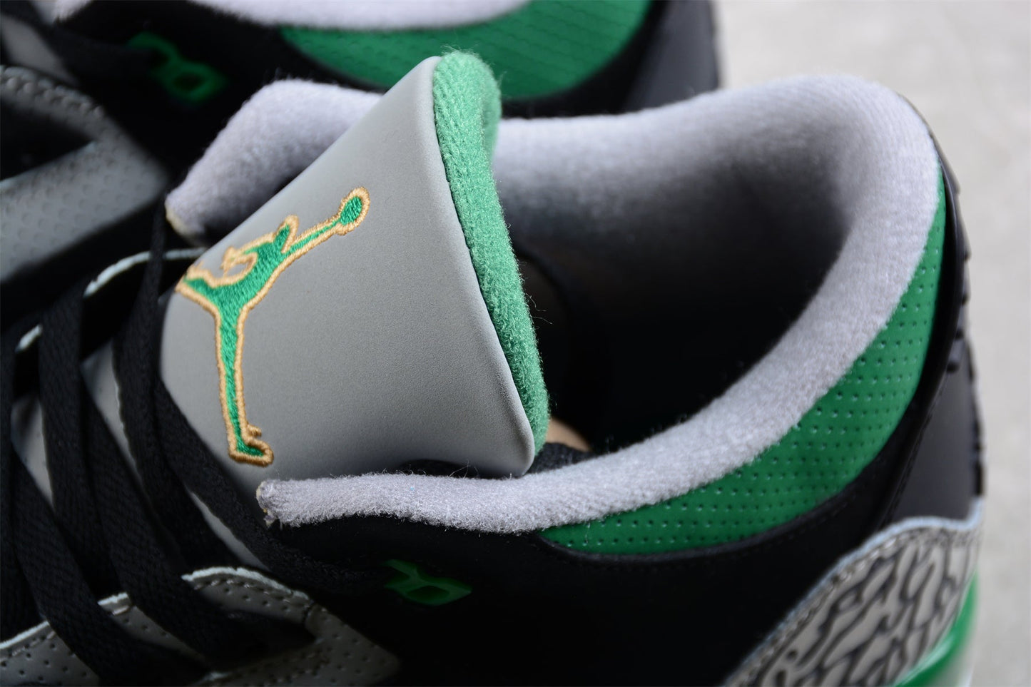 Nike Air Jordan 3 Retro "Pine Green"