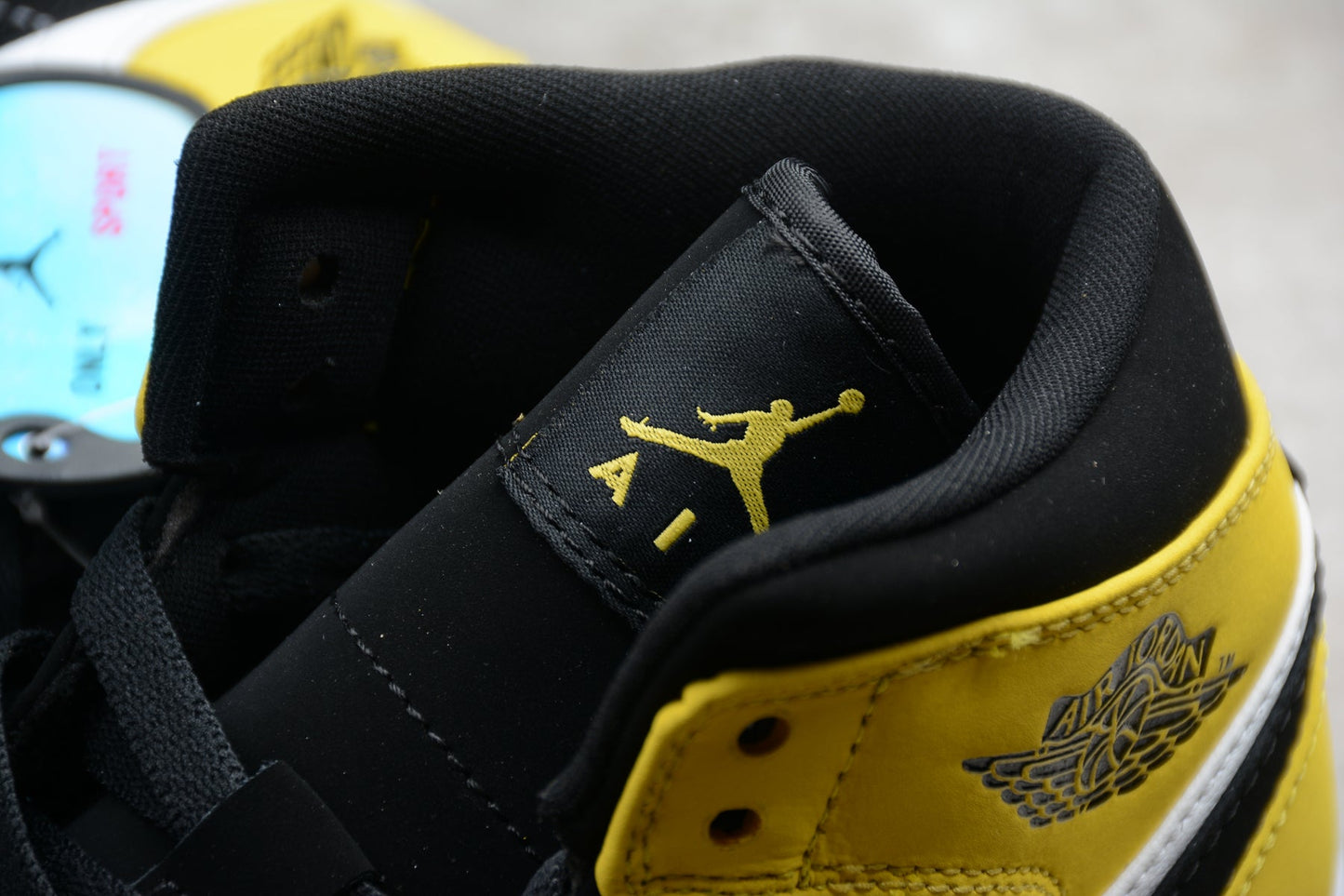 Nike Air Jordan 1 Mid SE "Tour Yellow/Black"