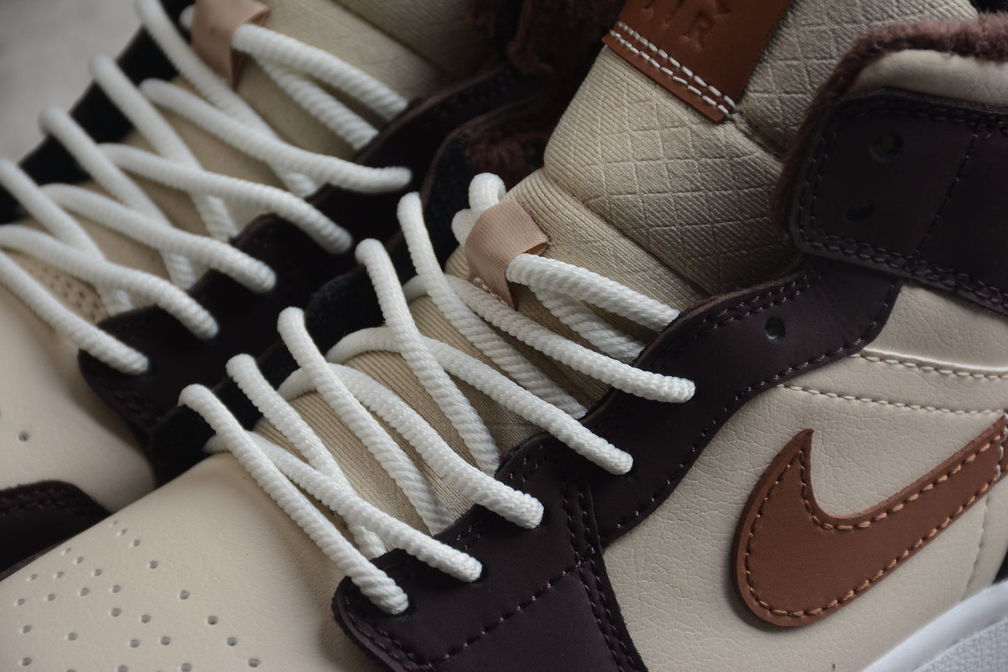 Air Jordan 1 Mid SE "Brown Basalt Fleece"