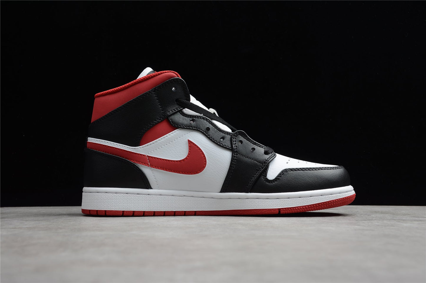 Air Jordan 1 Mid "Gym Red Black White" Chicago Bulls