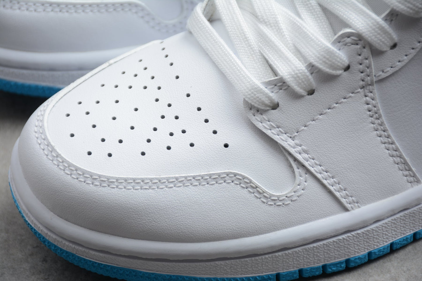 Nike Air Jordan 1 Mid "UNC White Dark Powder Blue"