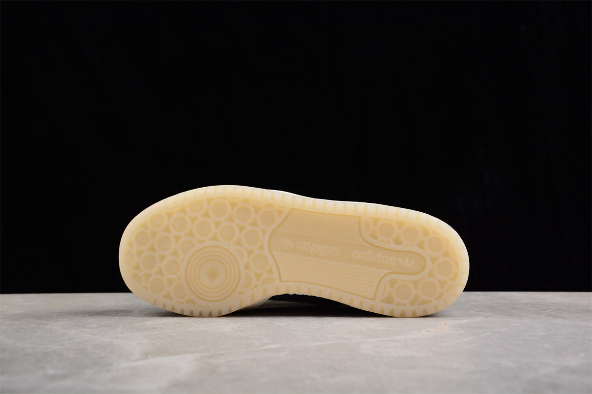 adidas Forum Exhibit Low in Off‑White/Shadow Navy