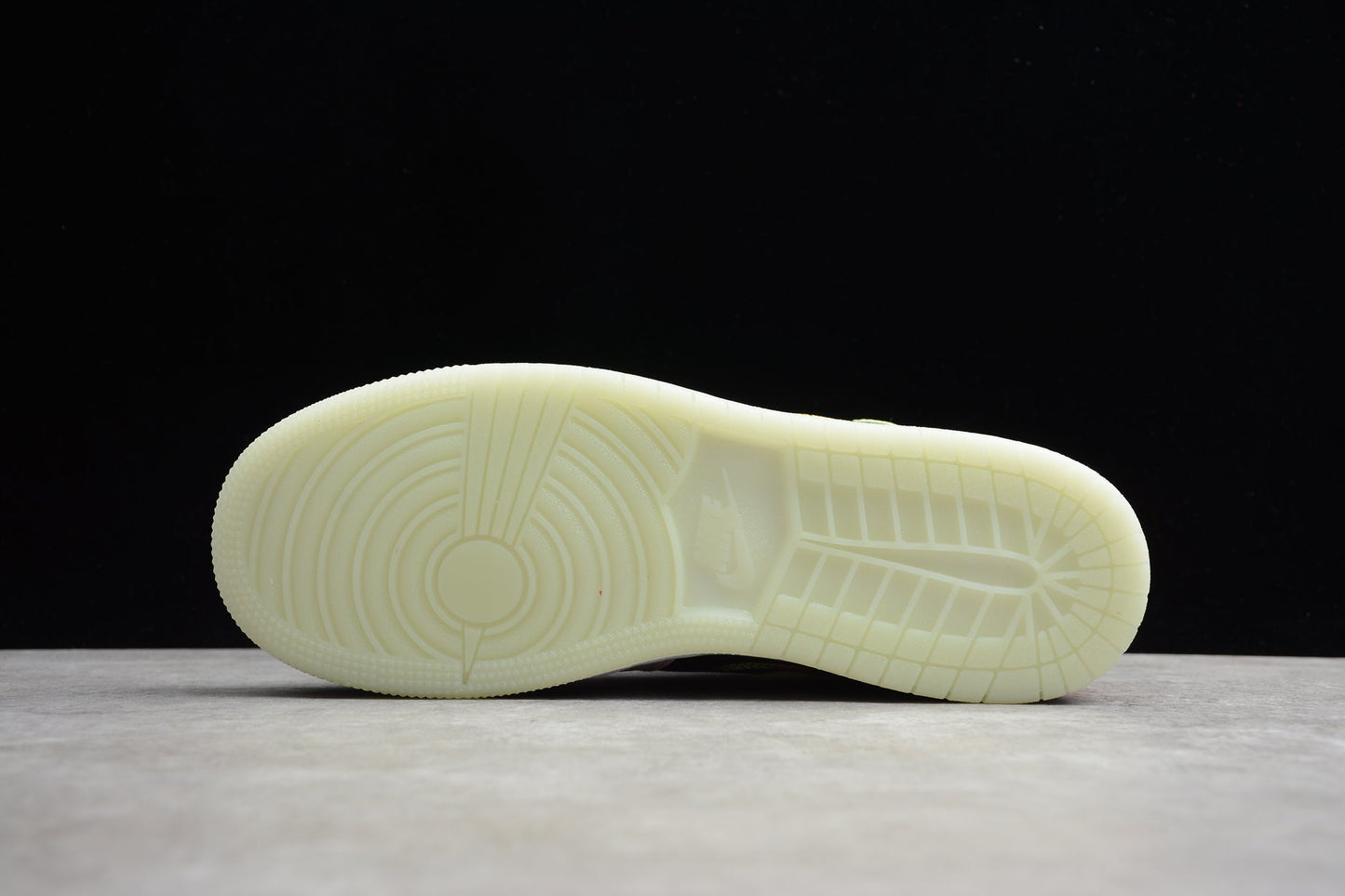 Air Jordan 1 Mid "Glow In The Dark" GS