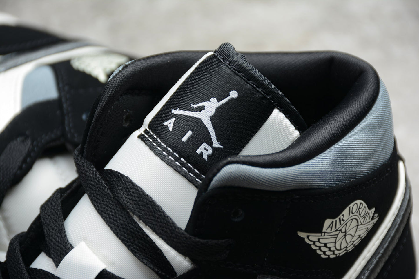 Air Jordan 1 Mid "Black/Smoke Grey"
