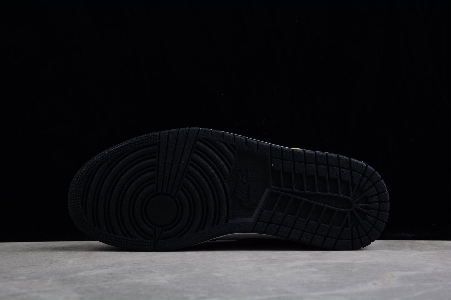 Air Jordan 1 Mid 'Patent Black White Gold'