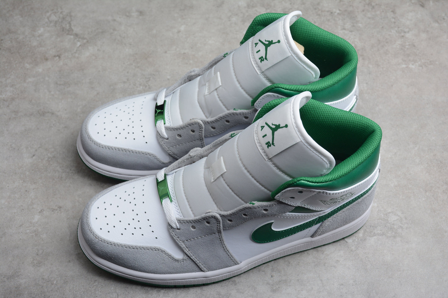 Air Jordan 1 Mid SE "Pine Green - Light Smoke Grey"