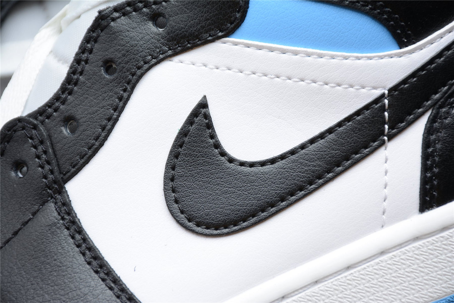 Air Jordan 1 Mid "University Blue Black"