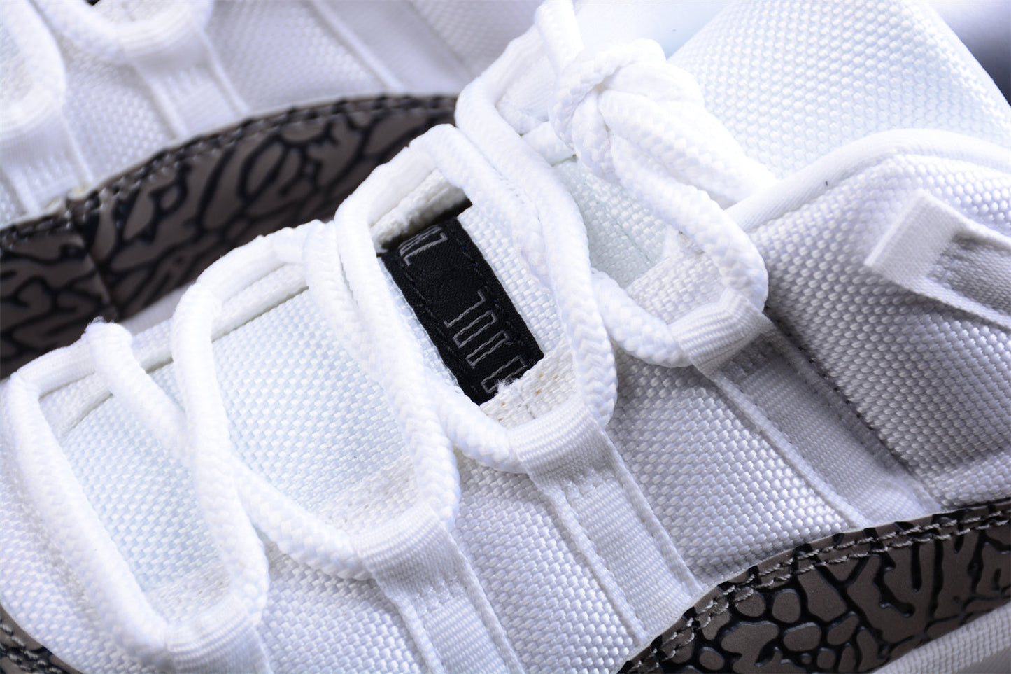 Air Jordan AJ11 Low "White Cement"