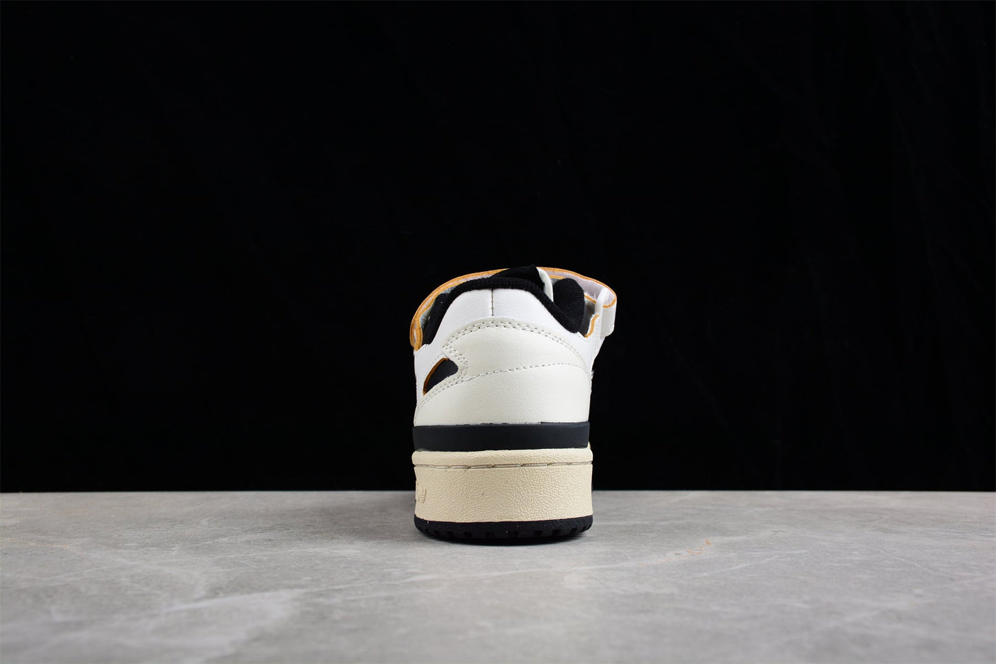 adidas Forum 84 Low in Off White/Core Black