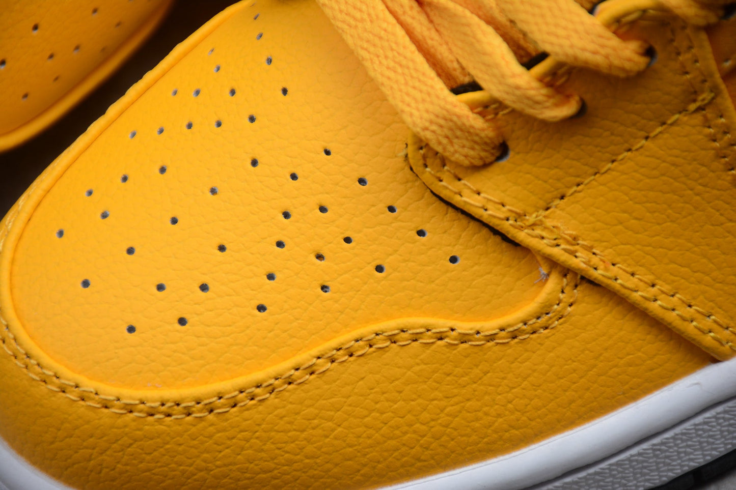 Nike Air Jordan 1 Mid GS 'University Gold'