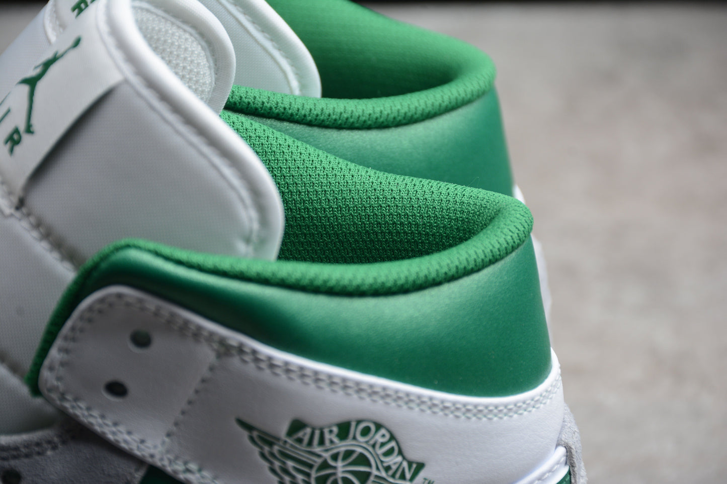 Air Jordan 1 Mid SE "Pine Green - Light Smoke Grey"