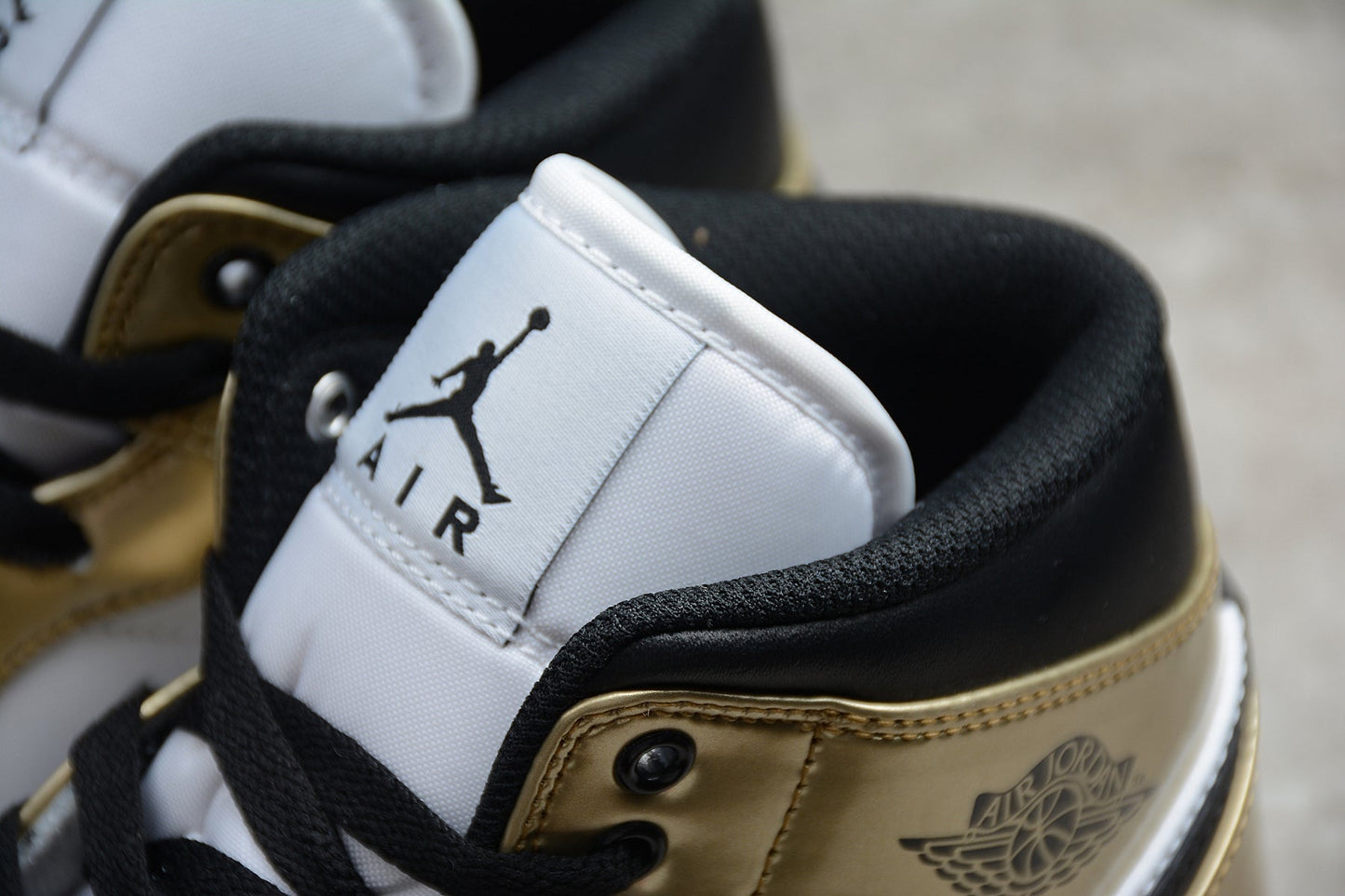 Air Jordan 1 Mid SE "Metallic Gold"