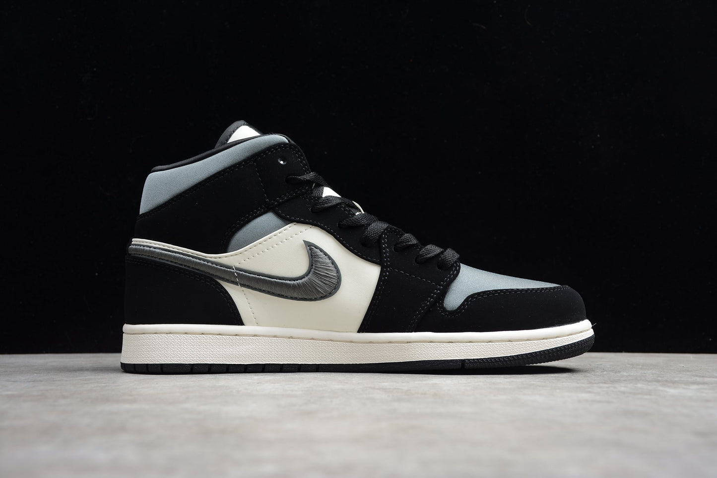 Air Jordan 1 Mid "Black/Smoke Grey"