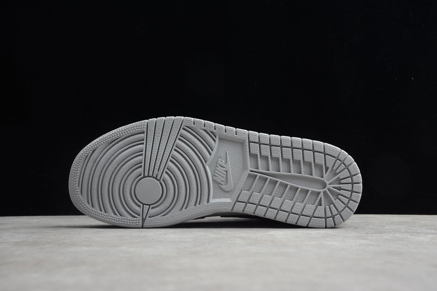 Nike Air Jordan 1 Mid "Light Smoke Grey"
