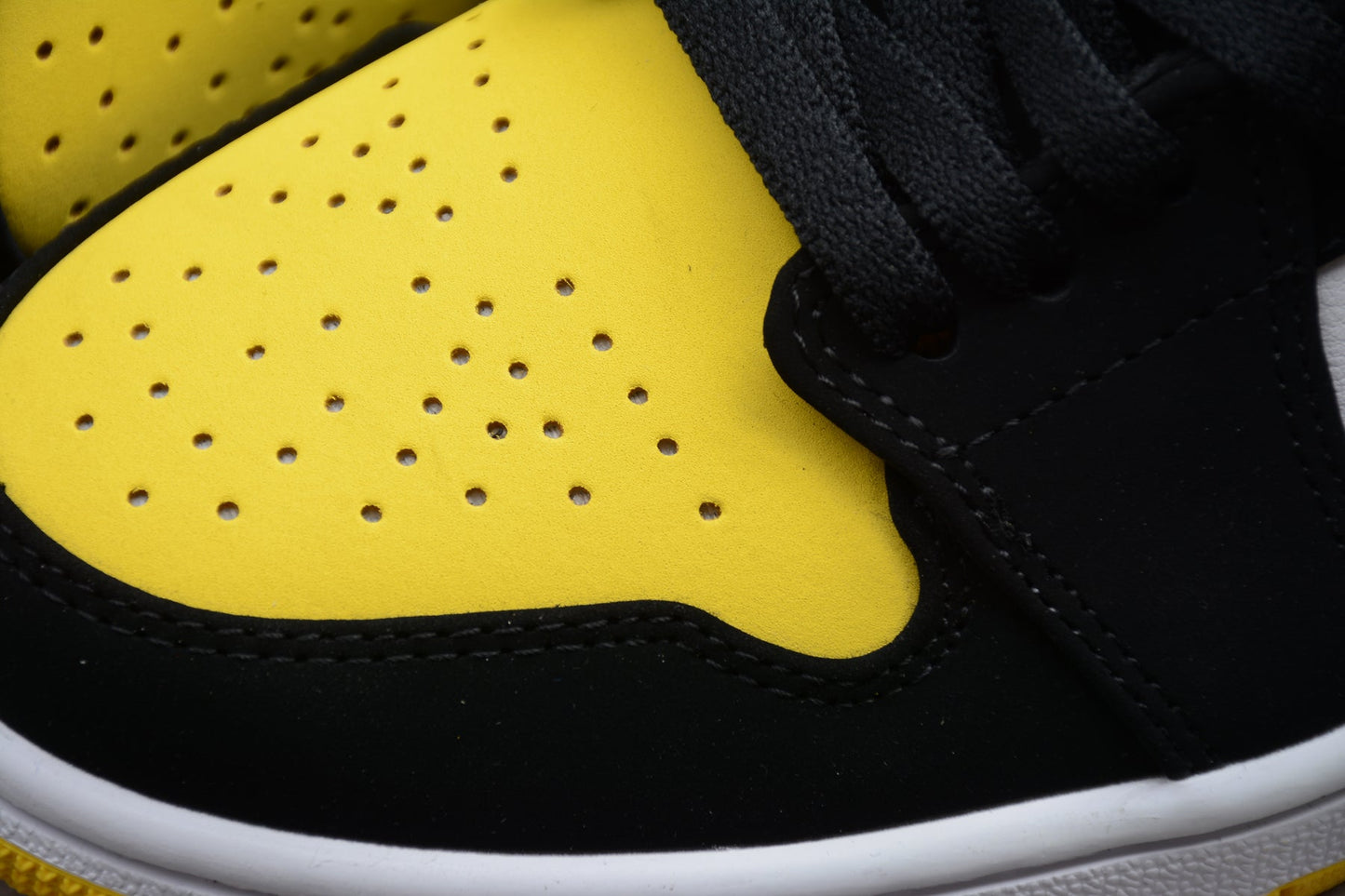 Nike Air Jordan 1 Mid SE "Tour Yellow/Black"
