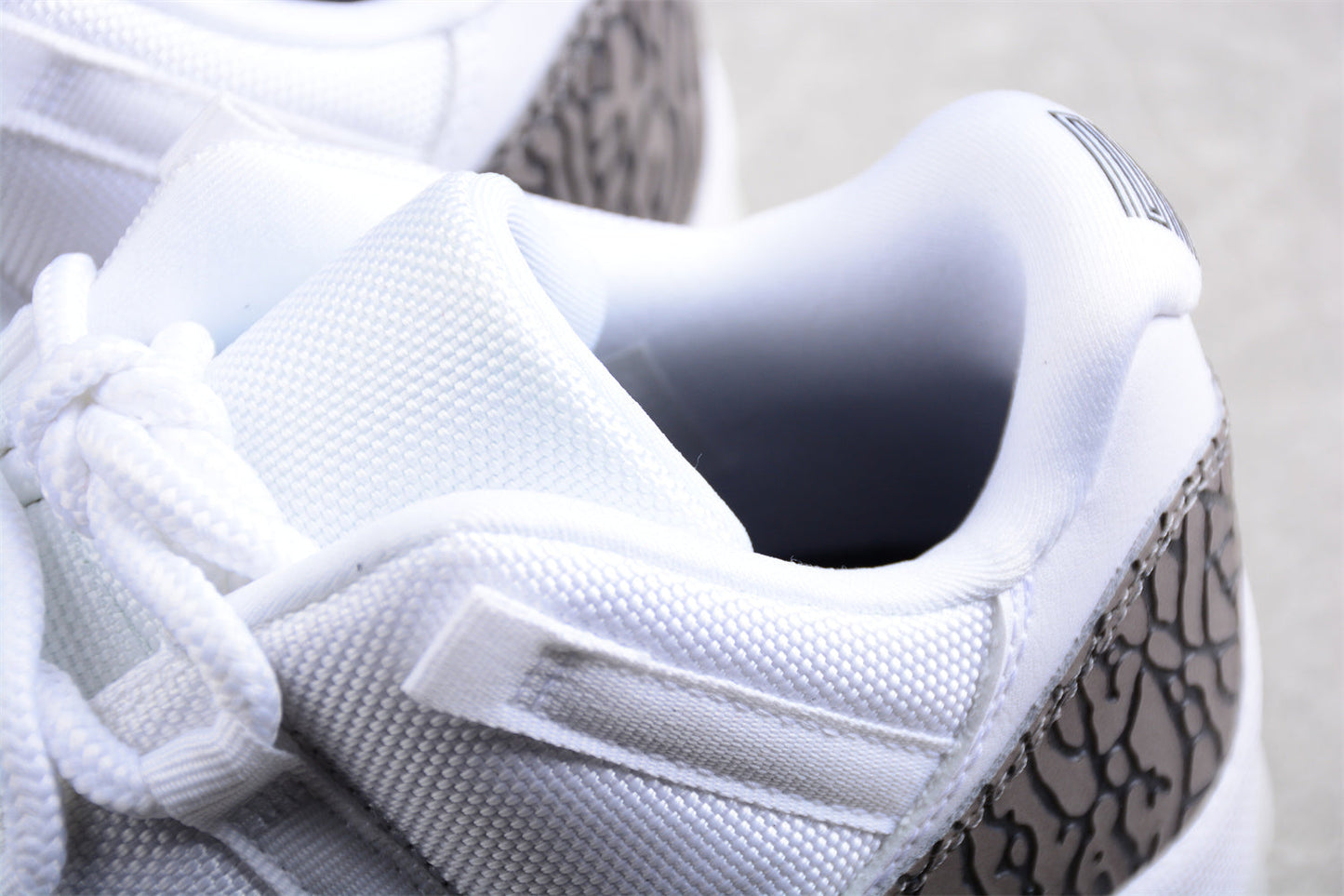 Air Jordan AJ11 Low "White Cement"