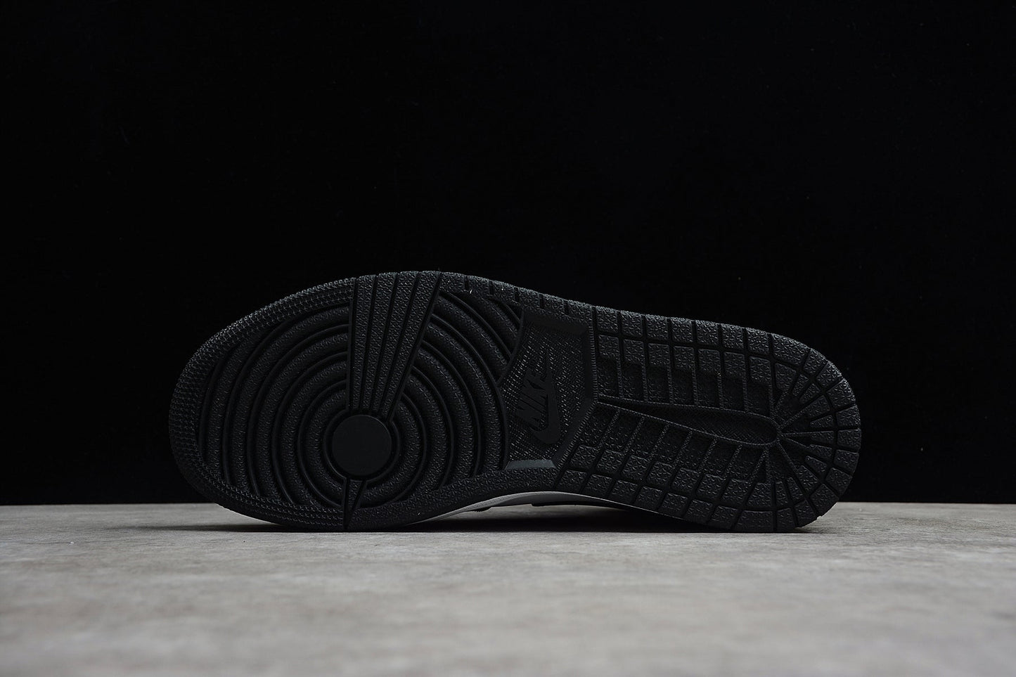 Air Jordan 1 Mid "Black/Smoke Grey"