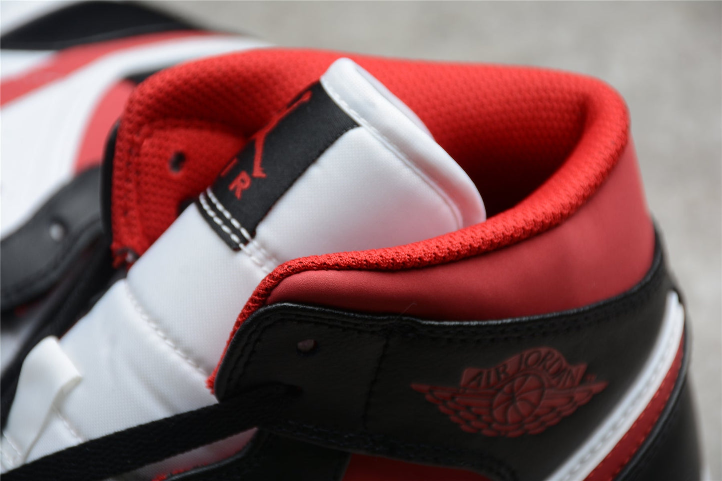 Air Jordan 1 Mid "Gym Red Black White" Chicago Bulls