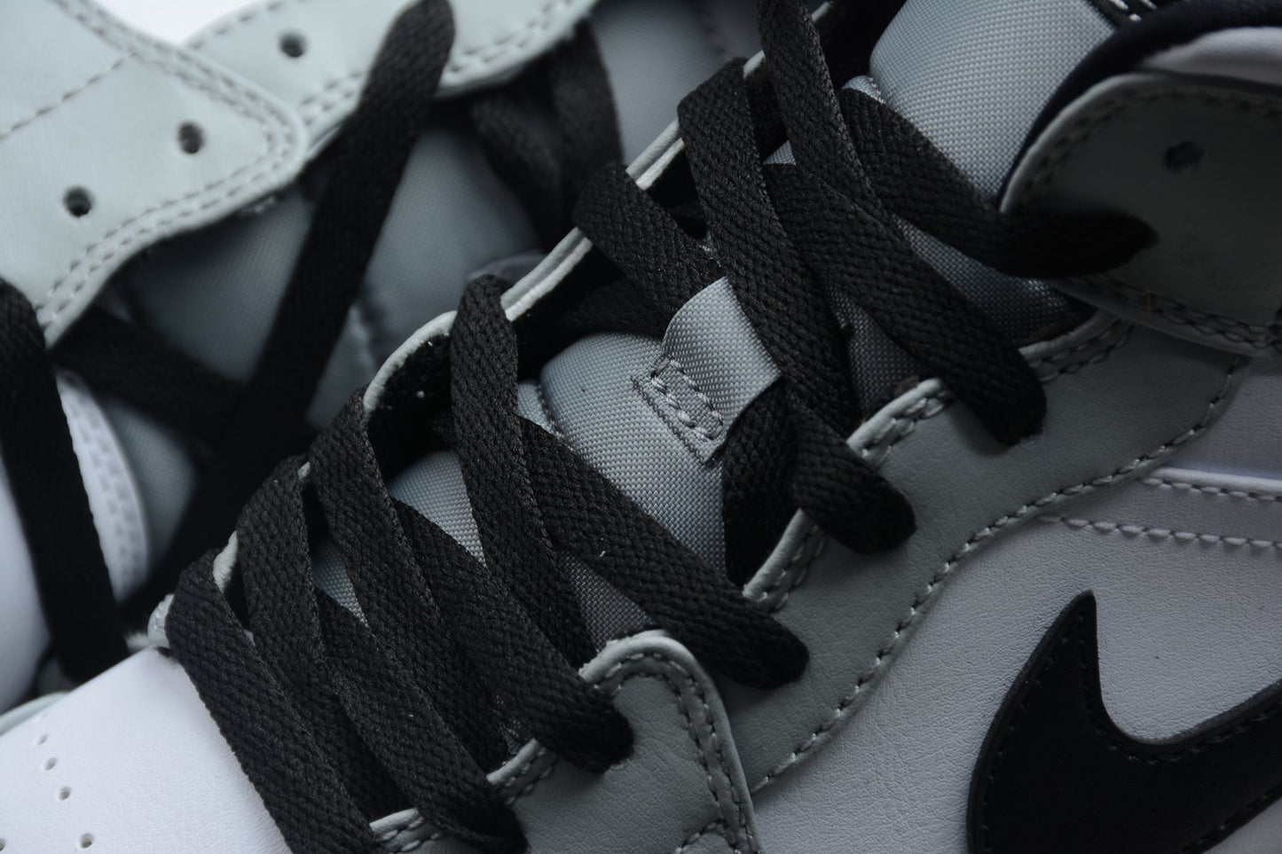 Nike Air Jordan 1 Mid "Light Smoke Grey"