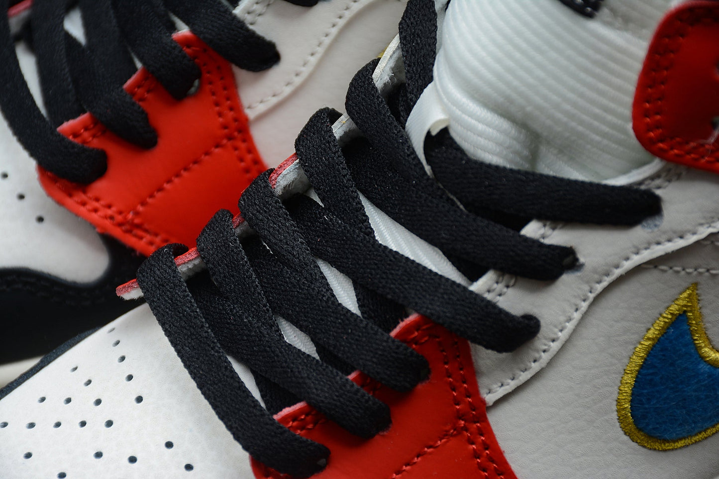Air Jordan 1 Mid "Noir/Rouge Gym/Or Metallic"