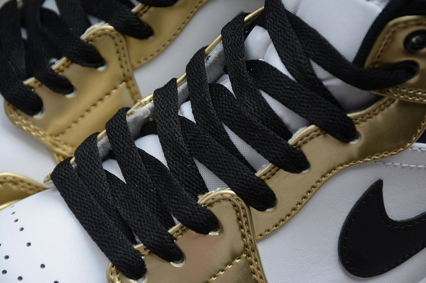 Air Jordan 1 Mid SE "Metallic Gold"