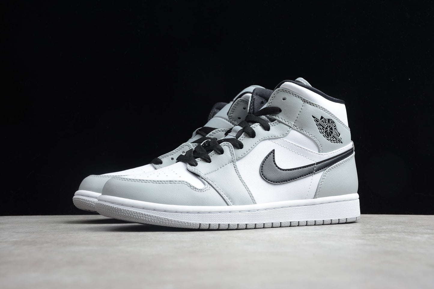 Nike Air Jordan 1 Mid "Light Smoke Grey"