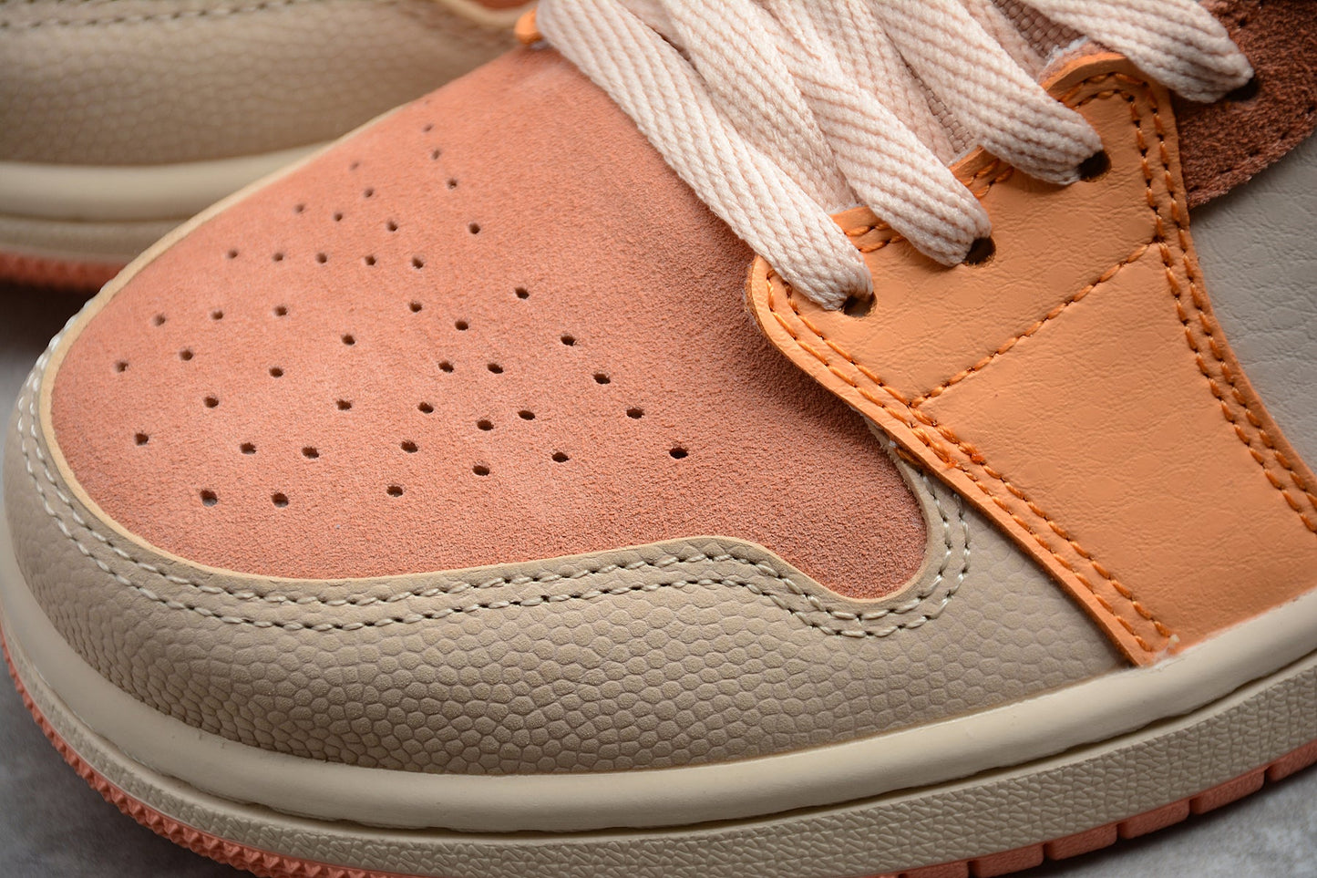 Nike Air Jordan 1 Mid "Apricot Orange"