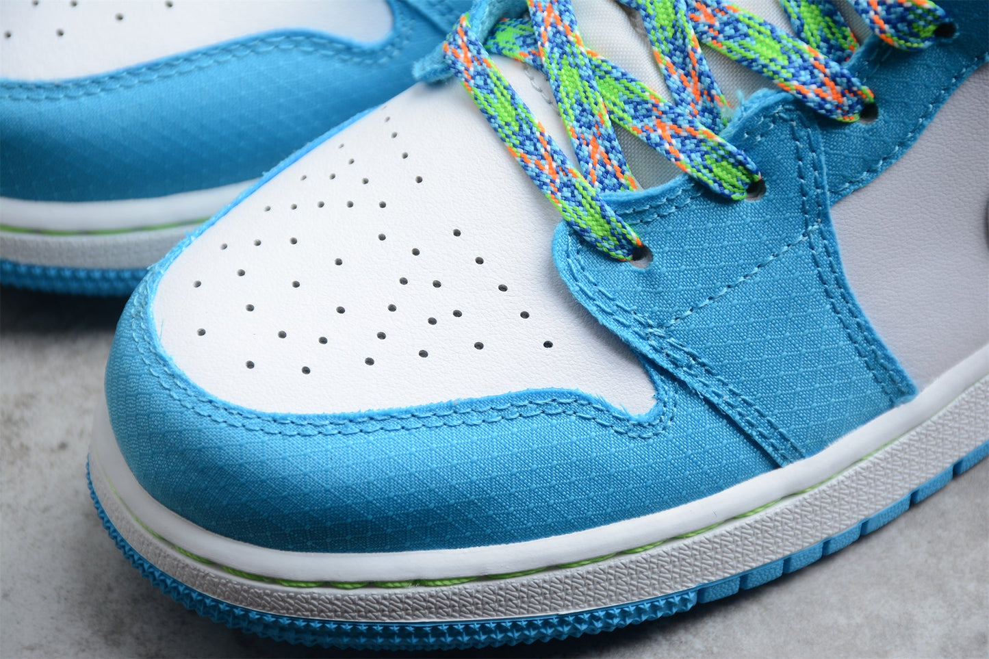 Air Jordan 1 Mid SE GS 'Sprite Blue'
