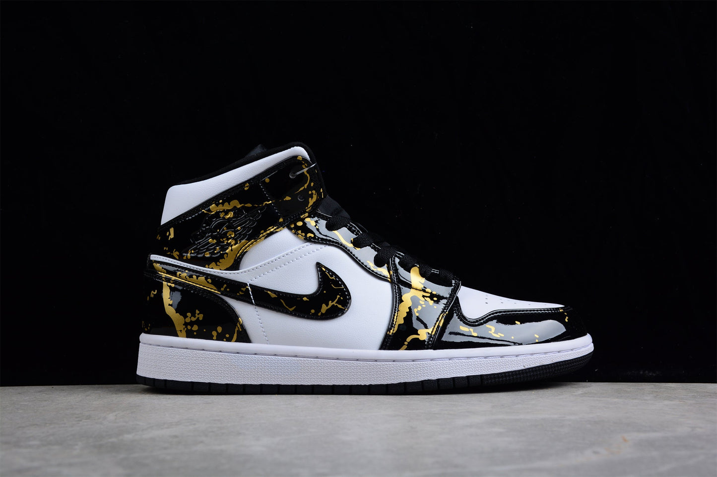 Air Jordan 1 Mid 'Patent Black White Gold'