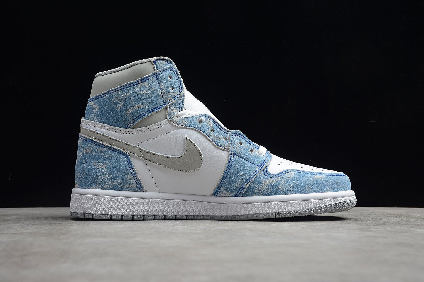 Air Jordan 1 Retro High OG "Hyper Royal"