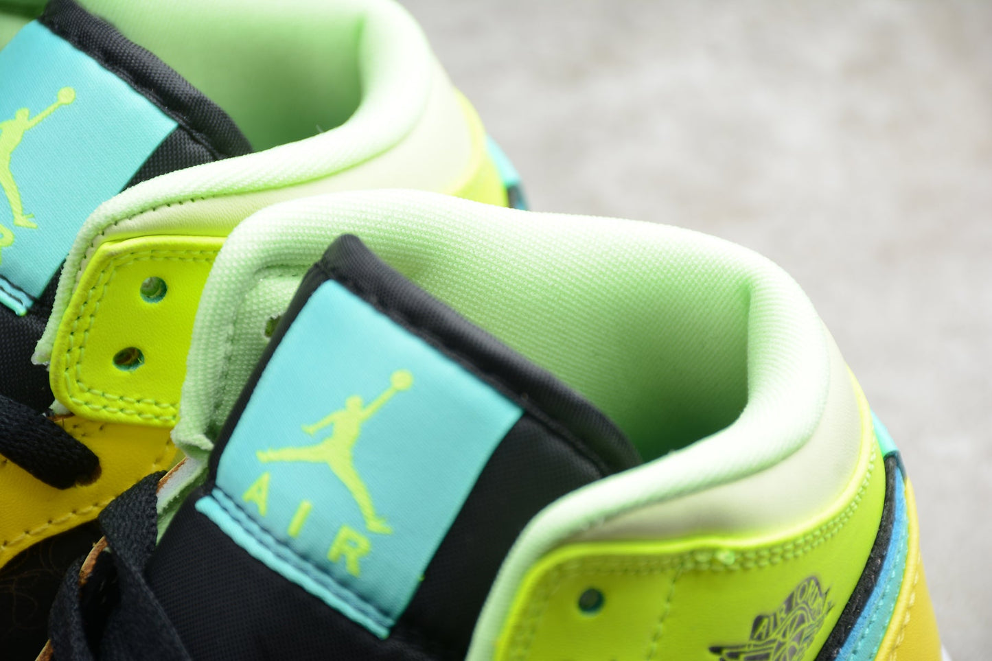 Nike Air Jordan 1 Mid SE GS "Clover Aurora Green"