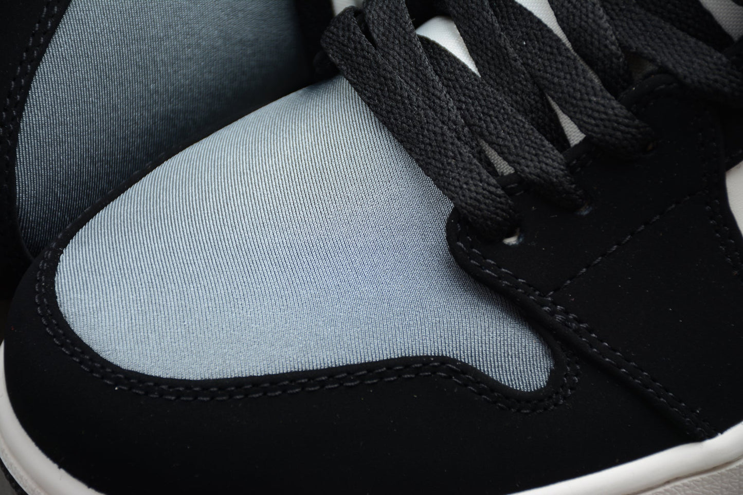 Air Jordan 1 Mid "Black/Smoke Grey"