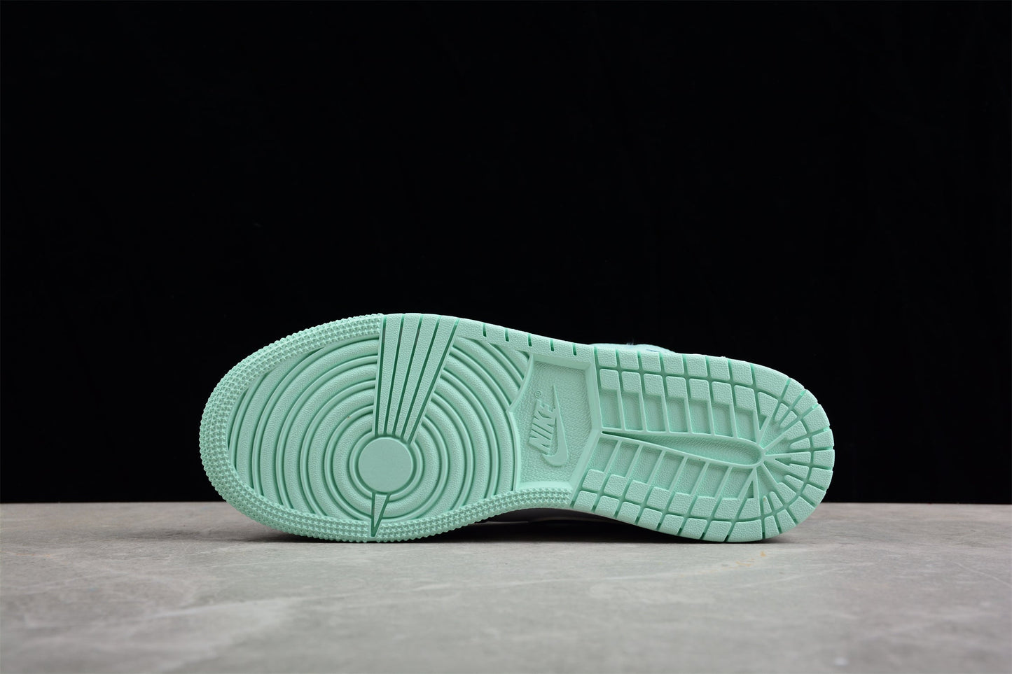 Nike Air Jordan 1 Mid "Mint Foam"