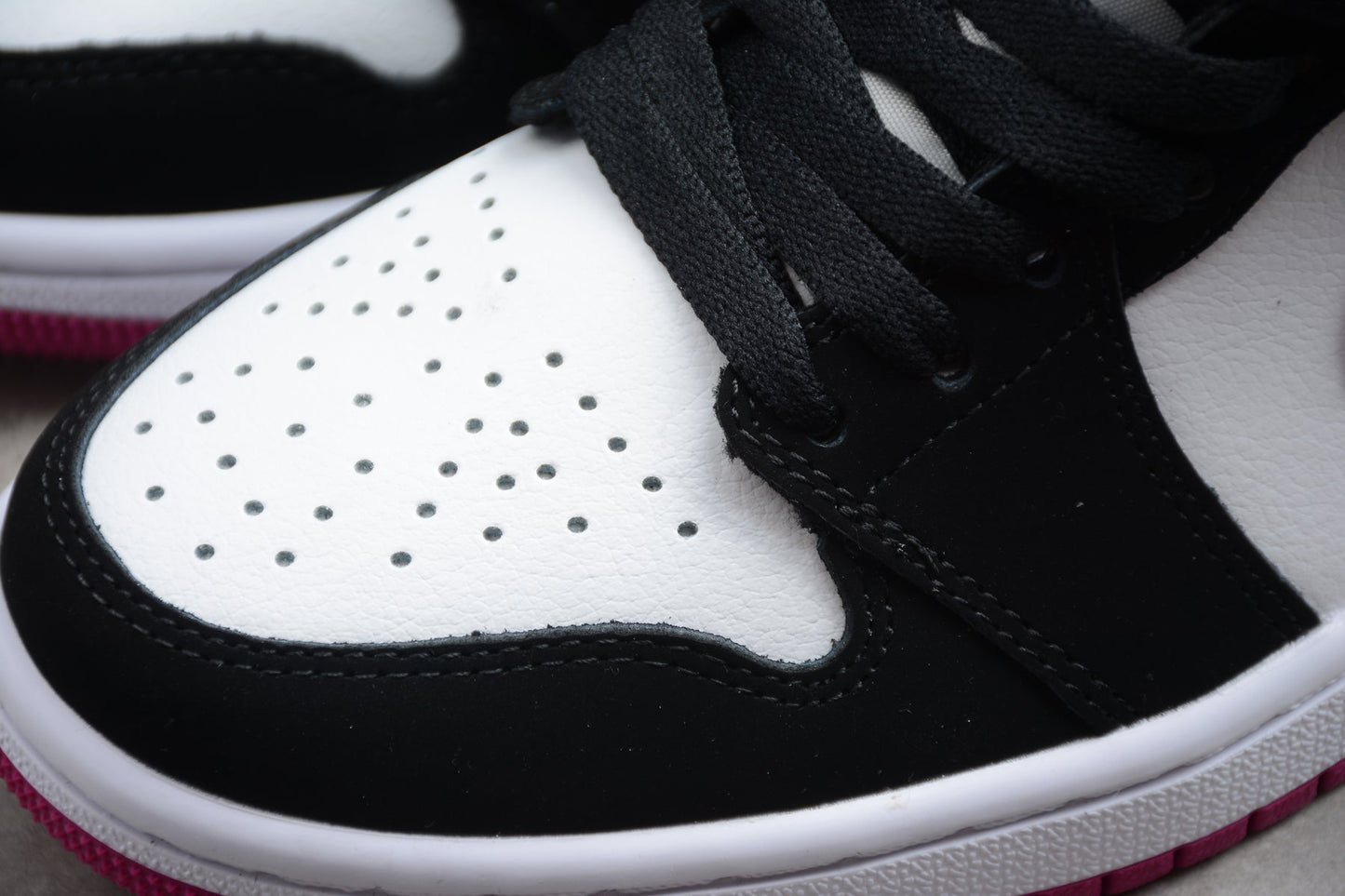 Nike Air Jordan 1 Mid "Magenta"
