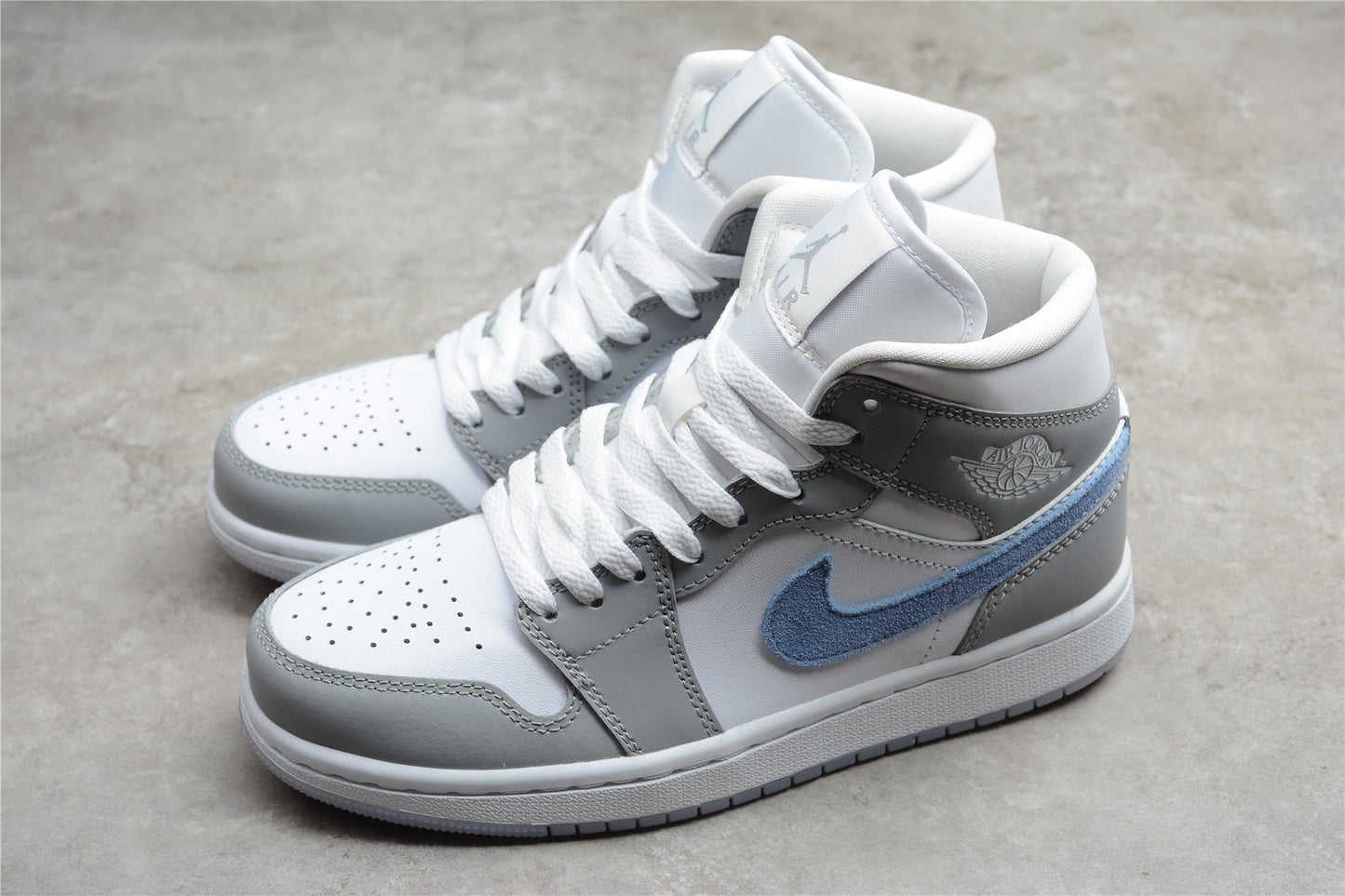 Air Jordan 1 Mid "Wolf Grey Aluminum"
