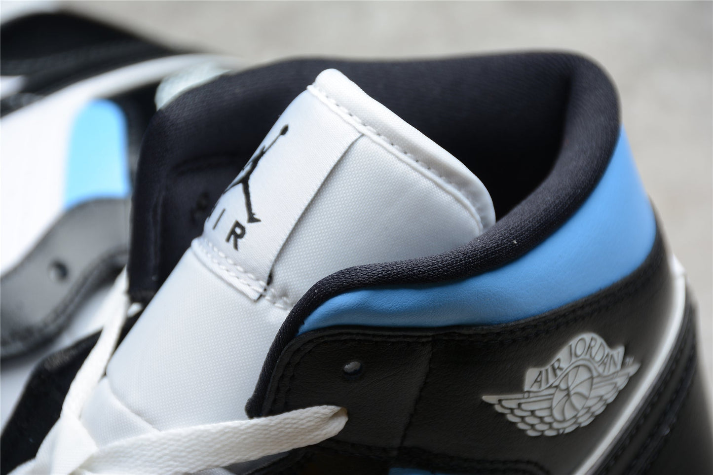 Air Jordan 1 Mid "University Blue Black"