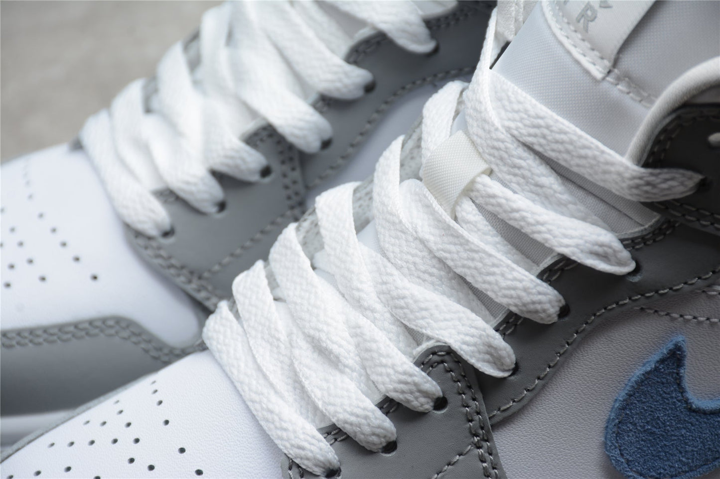 Air Jordan 1 Mid "Wolf Grey Aluminum"